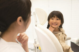 【子供の歯並び矯正】大人の矯正との違いや装置の種類を詳しく説明します
